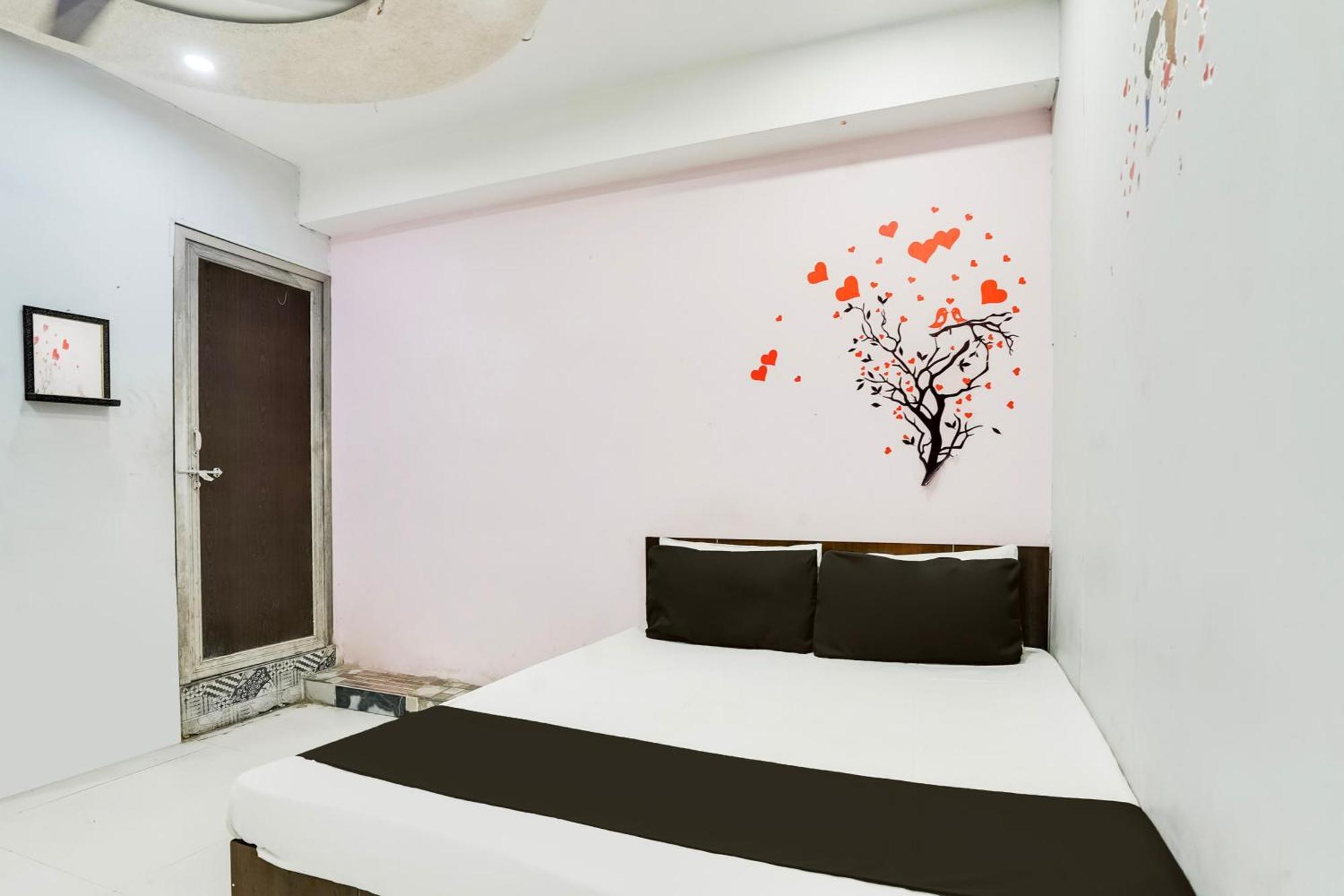 Hotel O Day Night Rooms Surat Bagian luar foto
