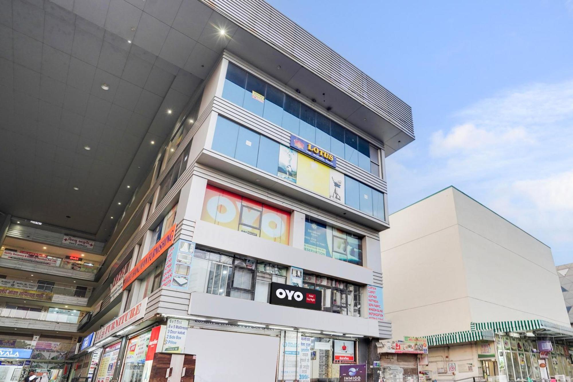 Hotel O Day Night Rooms Surat Bagian luar foto